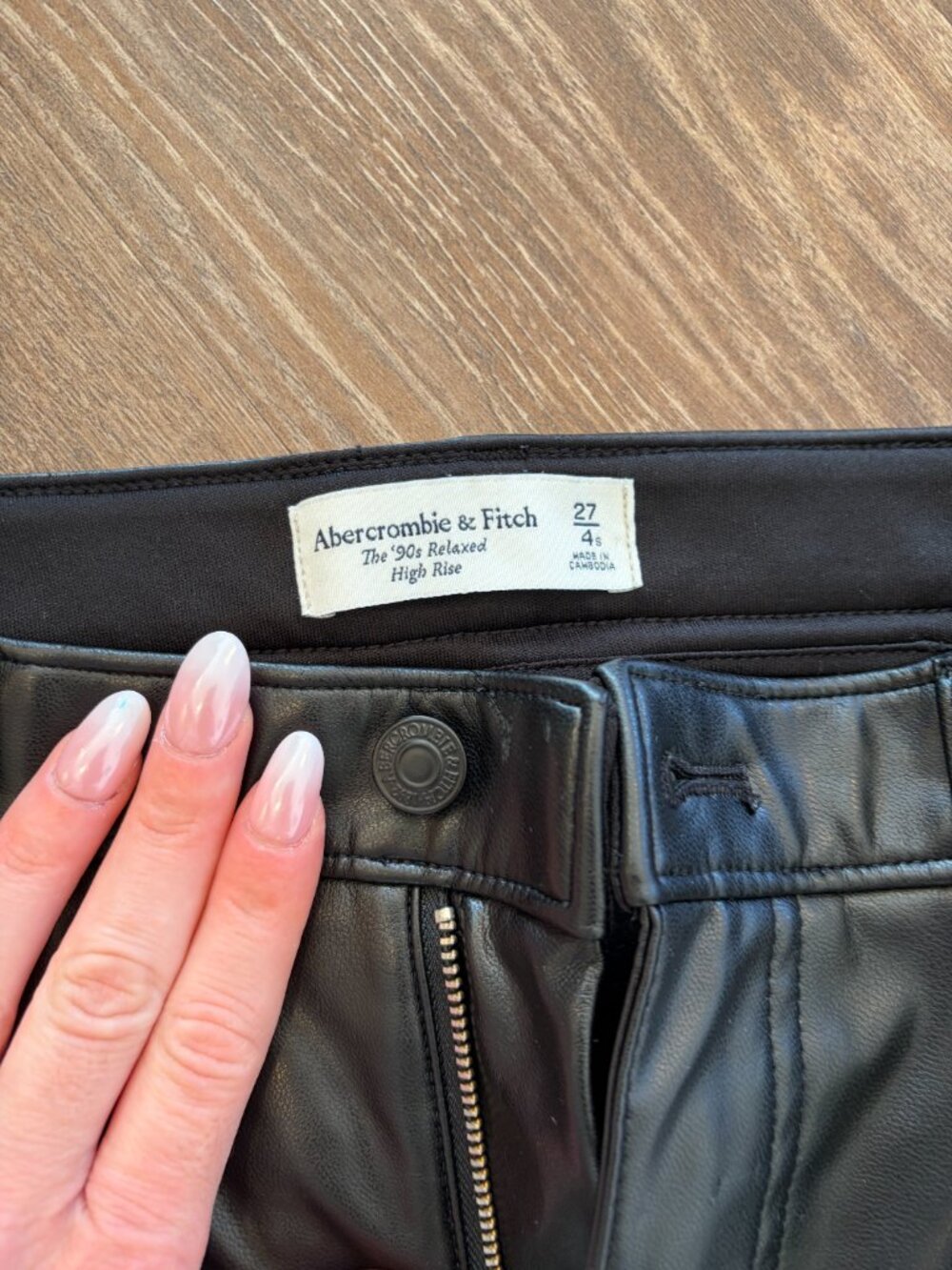 Abercrombie The 90's Relaxed High Rise Leather Pant - Picture 3 of 3